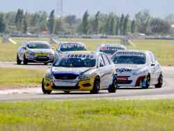 Bruno Bosio (Ford Focus), controla a Mariano Werner (Peugeot 308)