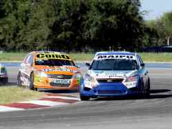 Claudio Viana (Ford Focus), gira por delante de Jonatan Castellano (Chevrolet Vectra)