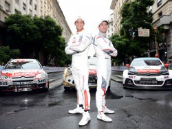 Matías Rossi y José María Lopez posan delante de los autos que aceleraron en las calles de Buenos Aires