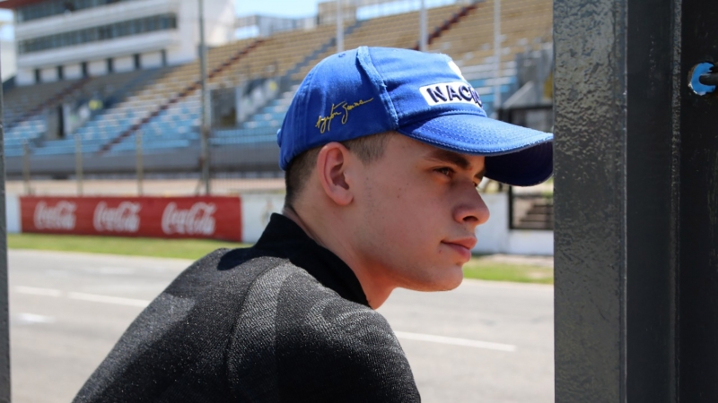 Sobre un Nissan Sentra, continuará Ayrton Chorne