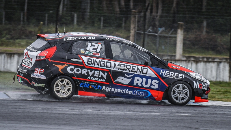Nicolás Posco, bajo una intensa lluvia