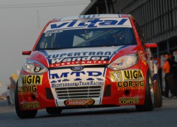 Facundo Chapur presenta su auto en Córdoba