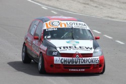 Matías Vidal giró con el Clío en Trelew