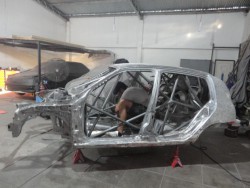 JF Racing trabaja en su Renault Clio