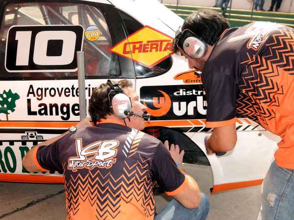 Trabajos en el JCB Motorsport
