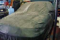 Lucas Mohamed trabaja en su nuevo auto