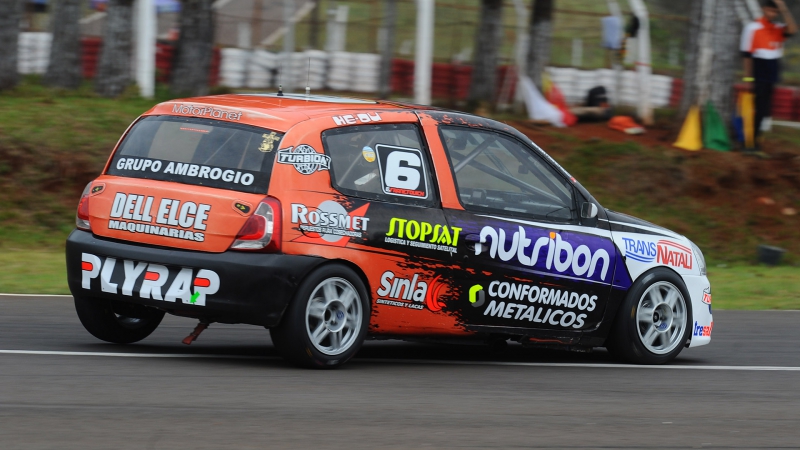 EMB Pro Racing alquila Renault Clio