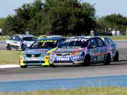 Sebastián Gómez (Kia Cerato) pretende avanzar sobre Mauro Giallombardo (Ford Focus)