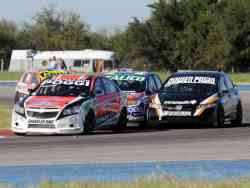 Fabrizio Pezzini (Chevrolet Cruze), marcha por delante de Ivo Perabó (Honda New Civic) y Emanuel Moriatis (Ford Focus)