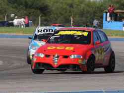 Pablo Otero (Alfa Romeo 147). Detrás, Adrián Chiriano (Ford Focus)