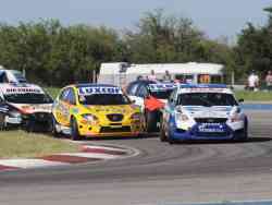 Claudio Viana (Ford Focus), por delante de los Seat Leon de Jorge Trebbiani, Matías Cohen e Ignacio Char