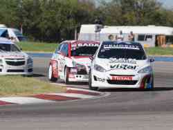Facundo Chapur (Peugeot 308), superó en la partida a Diego Mungi (Citroen C4)