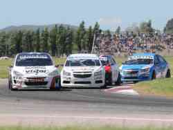 Matías Machuca sumó importantes puntos. Aquí, delante de Julián Flamarique (Chevrolet Cruze)
