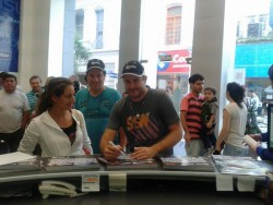 Emiliano Giacoponi firmando autógrafos