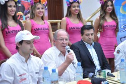 Héctor Farina, acompañado de Amadis Farina y Ricardo Sosa