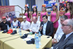 Ricardo Sosa acompañado de la mesa de diálogo