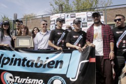 Hugo Paoletti, Presidente de APAT, entregó una plaqueta a las autoridades de la escuela