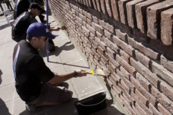 Esteban Tuero fue uno de los pilotos que se acercó a pintar la Escuela Nro. 4
